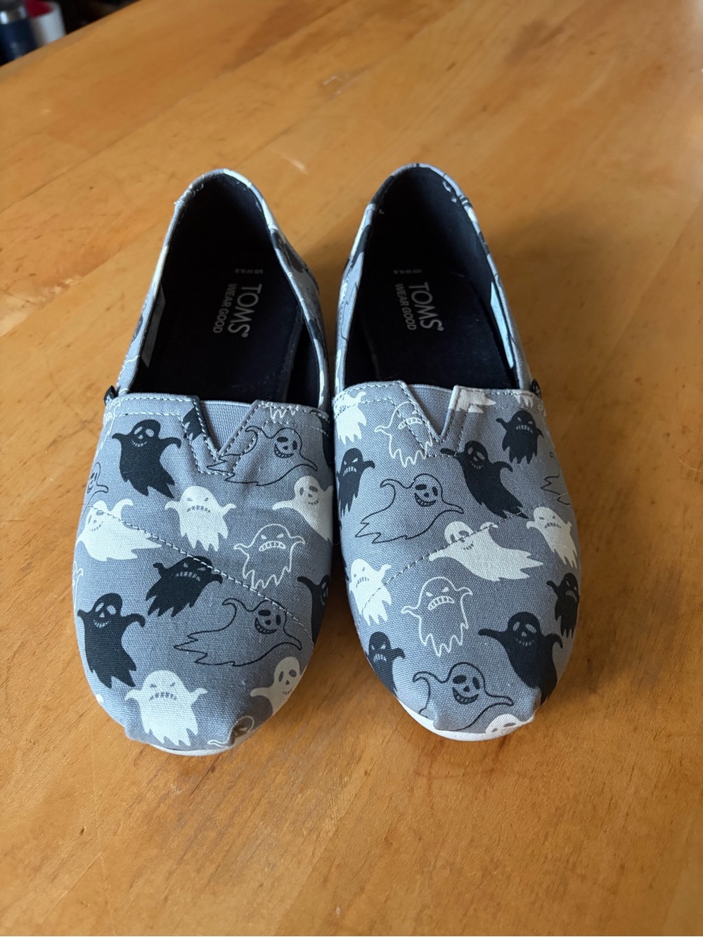 TOMS women’s Halloween  Ghost Print Canvas Slip-Ons in Gray & Black size 6.5
